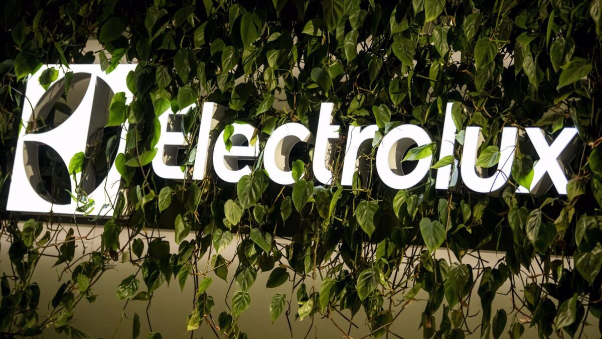 Economía-Electrolux gana 3,8 millones hasta marzo, frente a pérdidas de un año antes, y ajusta previsiones por aranceles