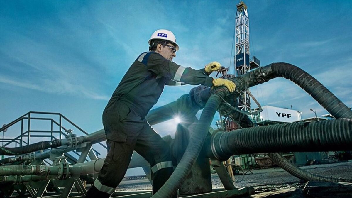 La argentina YPF recorta el precio de los combustibles un 4% a partir del próximo jueves