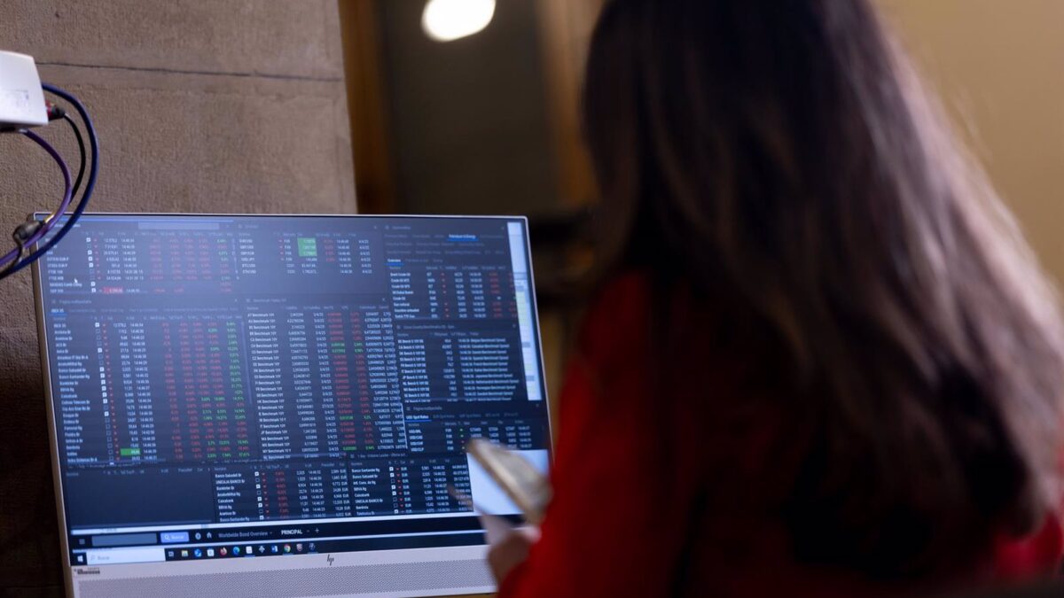 El Ibex 35 cede un 0,66% tras el apagón y ronda los 13.370 puntos