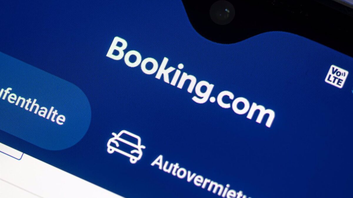 Booking gana 292 millones hasta marzo, menos de la mitad que un año antes, y propone dividendo de 8,42 euros