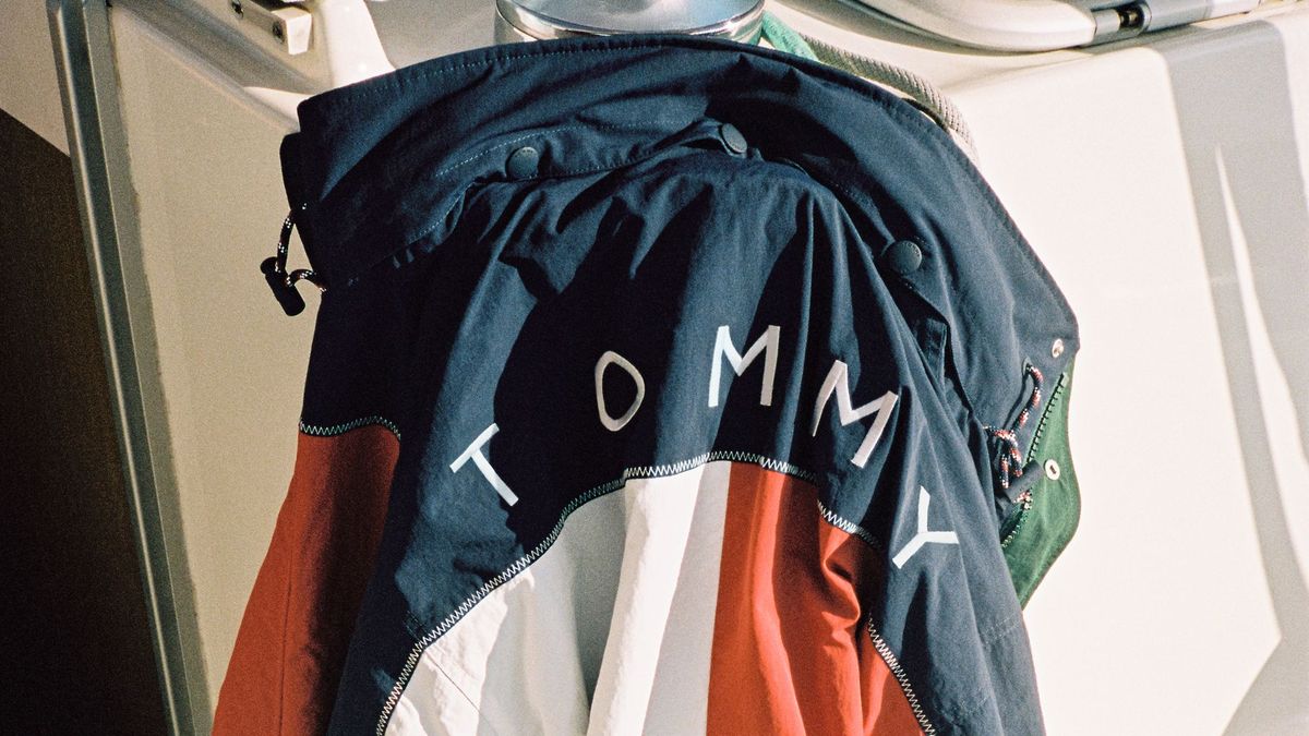 Tommy Hilfiger rinde homenaje a su historia náutica con una nueva colección