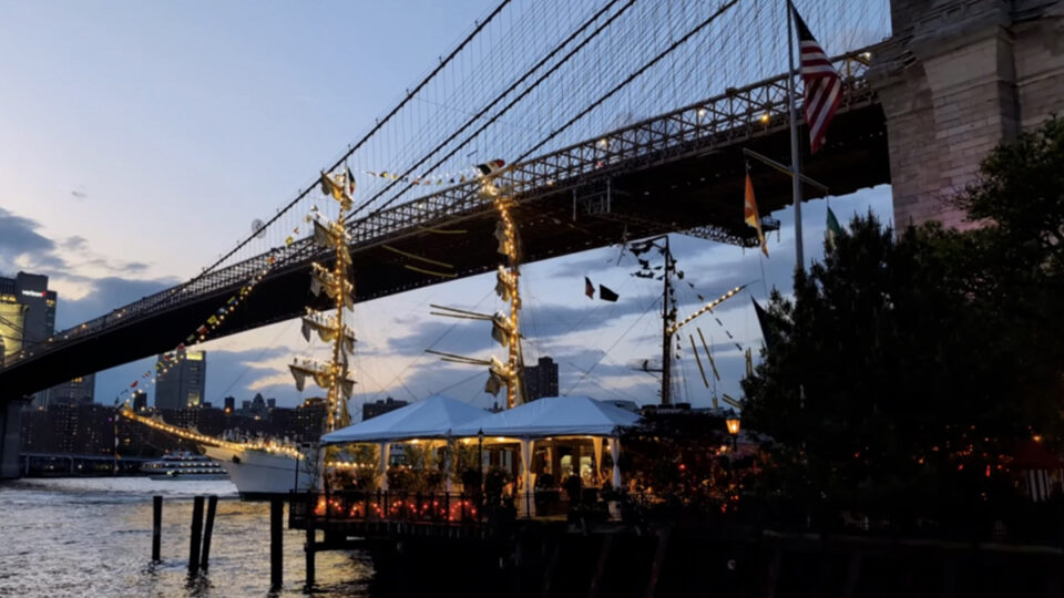 El choque del buque mexicano Cuauhtémoc contra el puente de Brooklyn deja dos muertos y 20 heridos