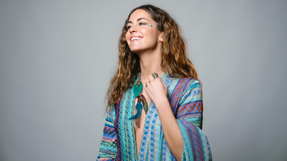 La cantante Sofía Ellar presenta: ELLAR, más Sofía que nunca