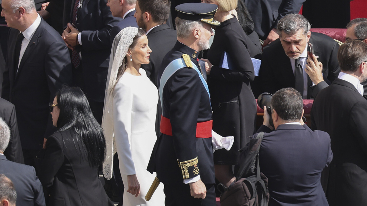 La reina Letizia, icono de estilo y protocolo al vestir de blanco y mantilla en la misa inaugural del Papa León XIV