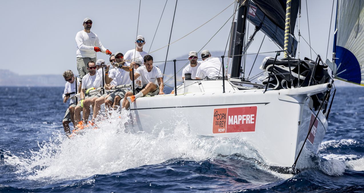 La flota de la Armada en la Copa del Rey: Felipe VI en el Aifos y su primera tripulación femenina