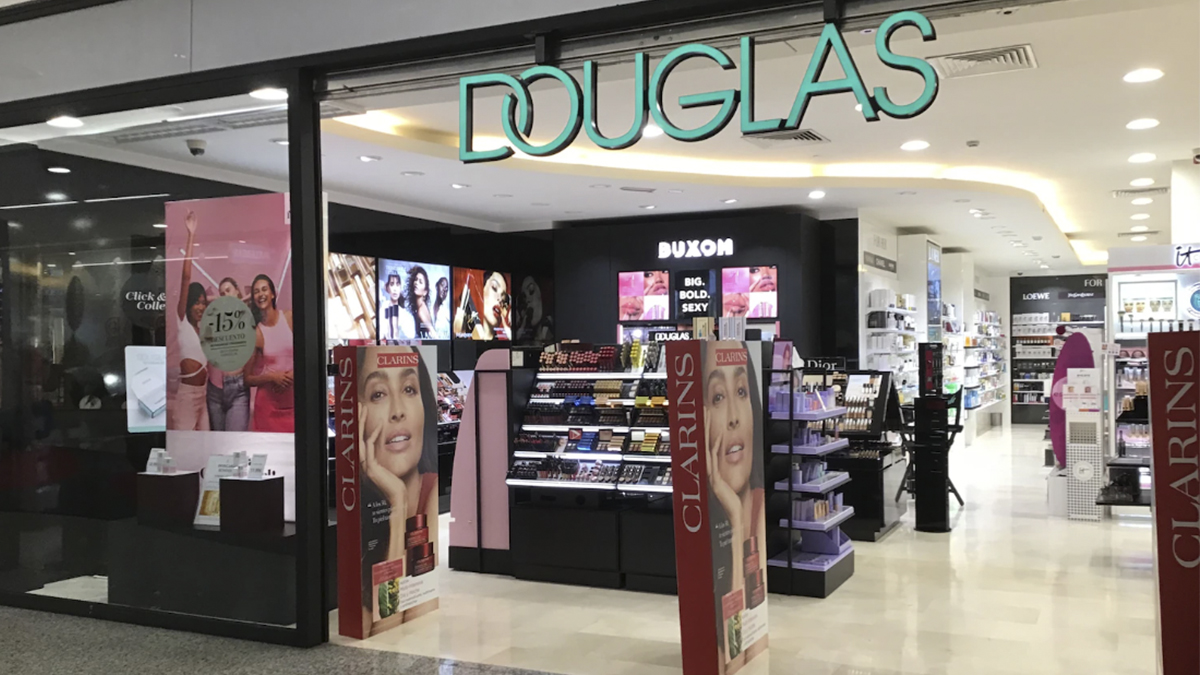 Las perfumerías Douglas logran beneficios de 144 millones en su primer semestre fiscal, un 71,7% más