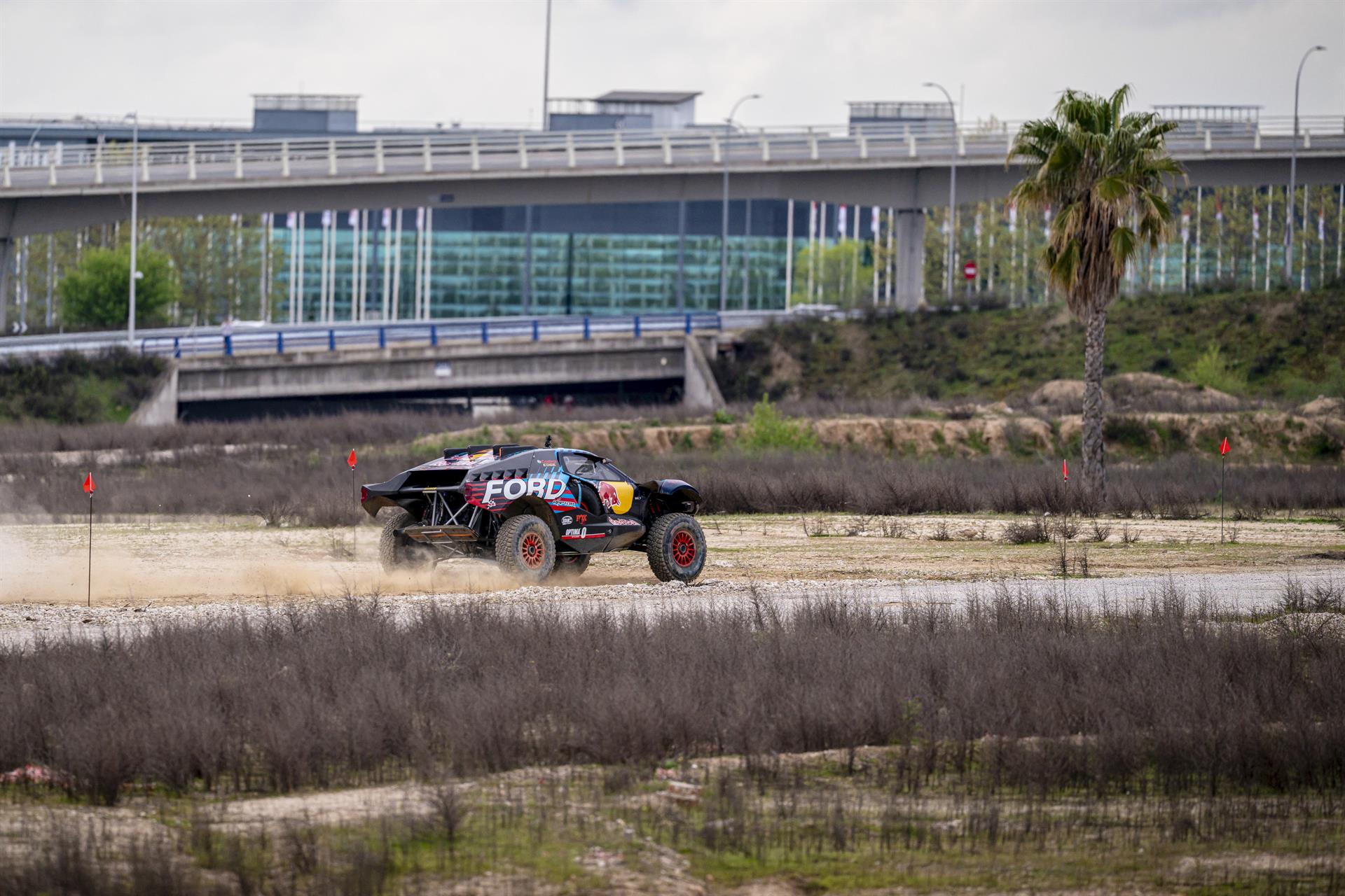 Carlos Sainz realiza la primera vuelta completa a Madring con el Ford Raptor T1+