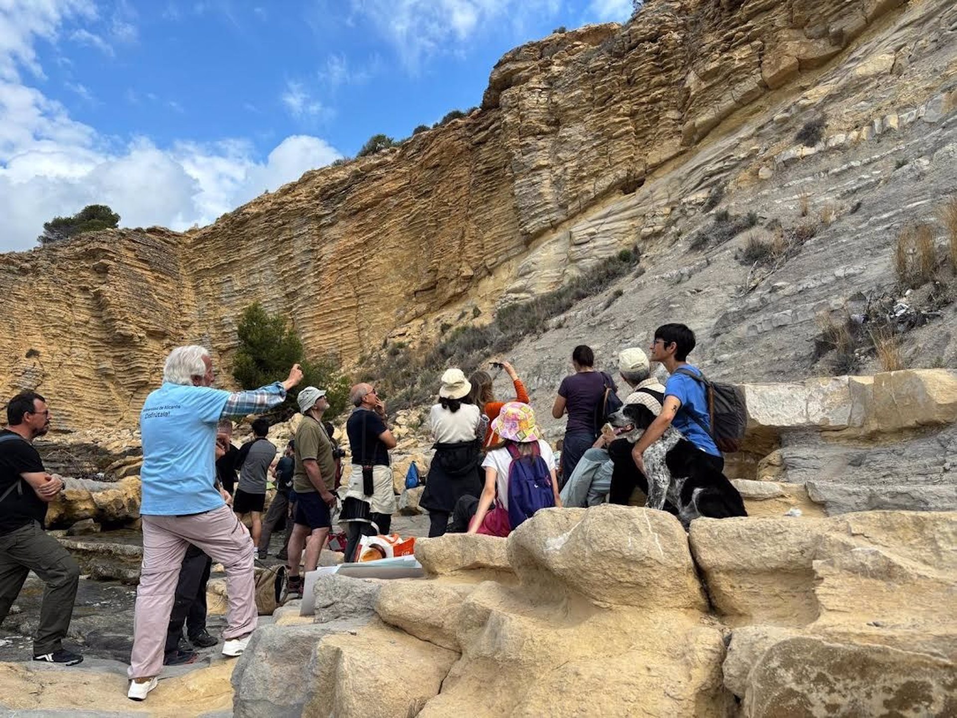 Más de mil personas descubren la geología del litoral de Teulada-Moraira (Alicante) en ‘Geolodía Alicante 2025’