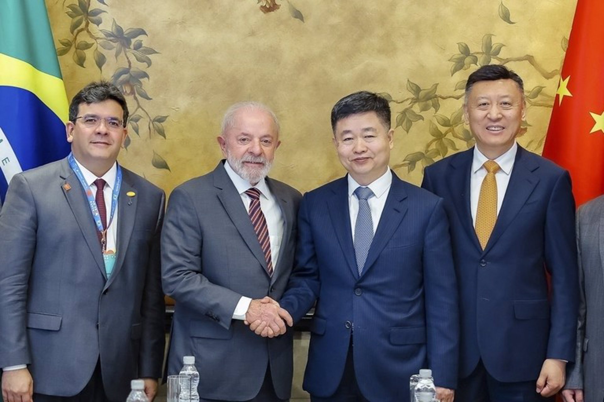 Lula cierra un acuerdo con empresas china para que inviertan 900 millones en producción de SAF en Brasil