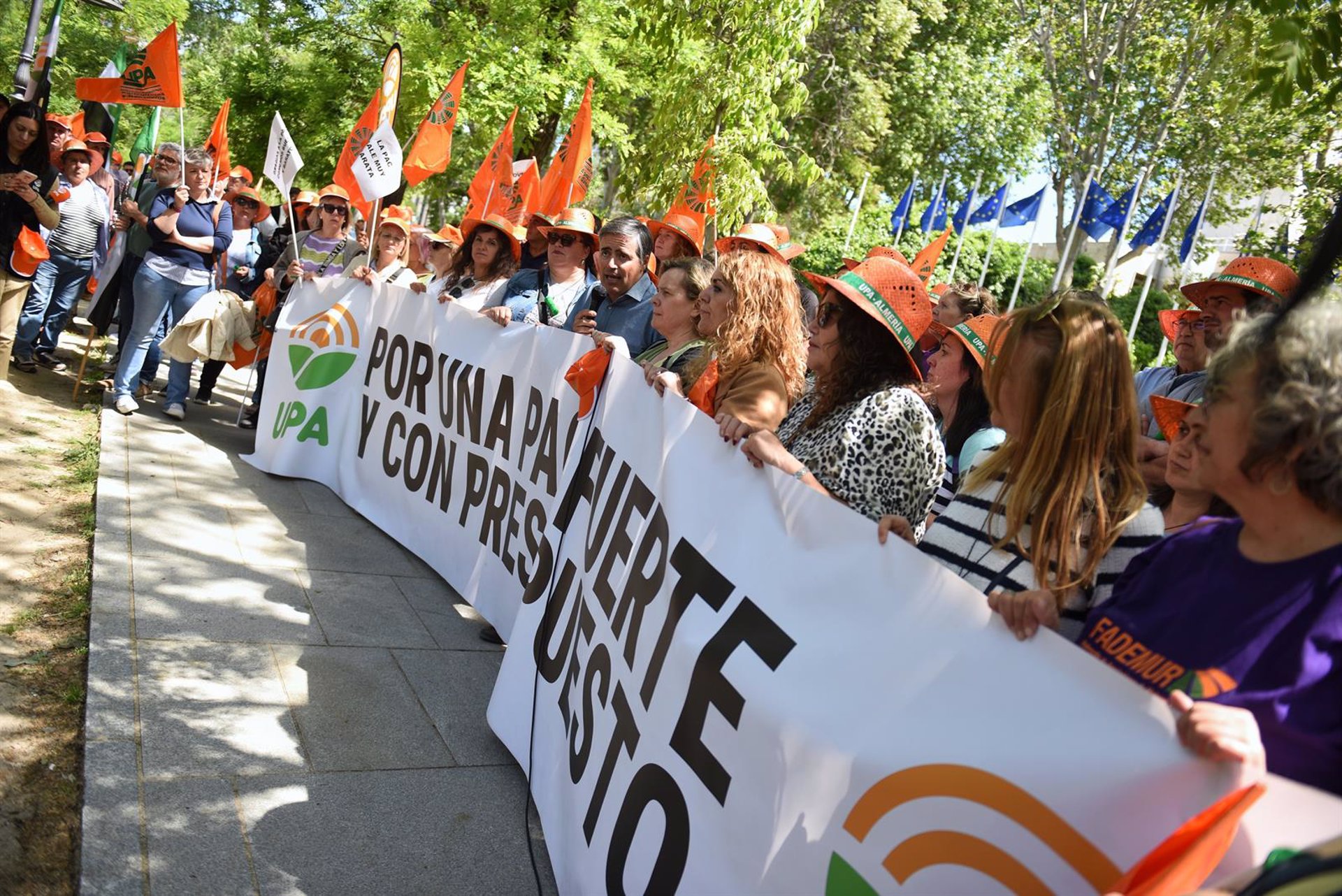 Centenares de agricultores reclaman ante la sede de la UE en Madrid por un presupuesto «fuerte» para la PAC