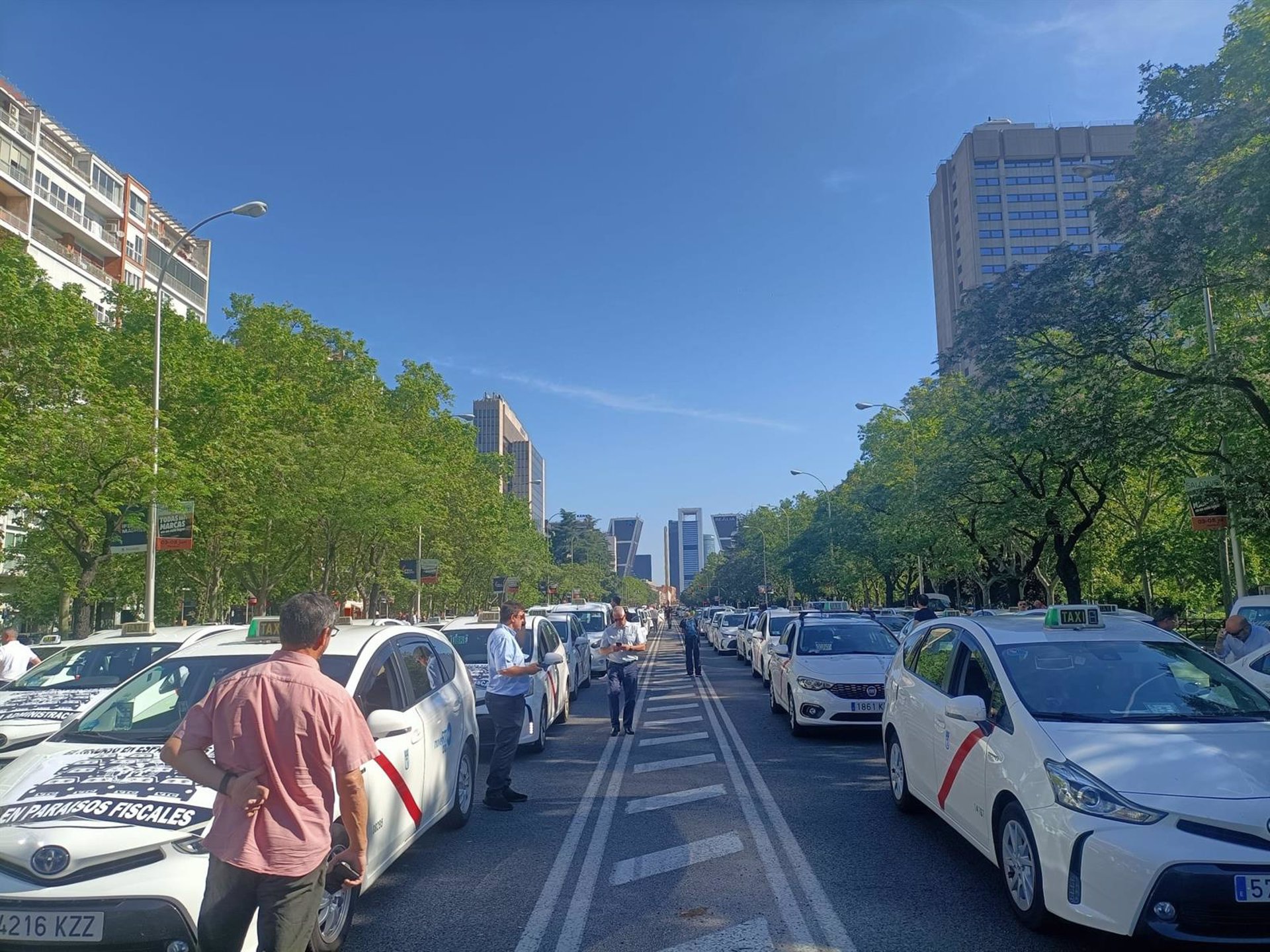 Taxistas marchan en Madrid contra las 8.500 nuevas licencias de VTC a Cabify: «Quieren terminar con el taxi»