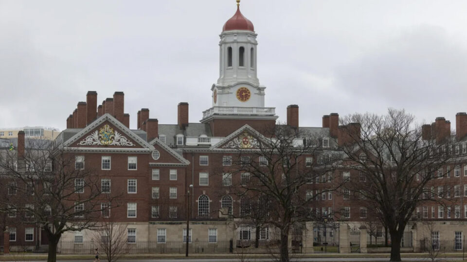 La administración Trump prohíbe a Harvard matricular a estudiantes internacionales