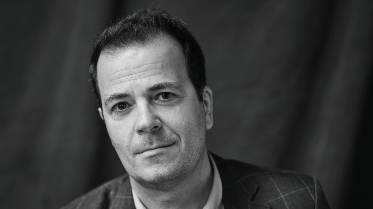 Daniel Entrialgo, subdirector de Forbes, publica nuevo libro: ‘Azul’
