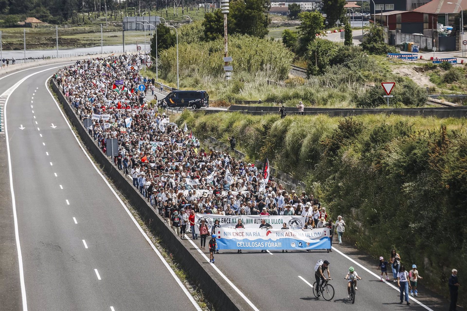 Miles de personas claman en Pontevedra contra la permanencia de Ence y la instalación de Altri en Palas de Rei