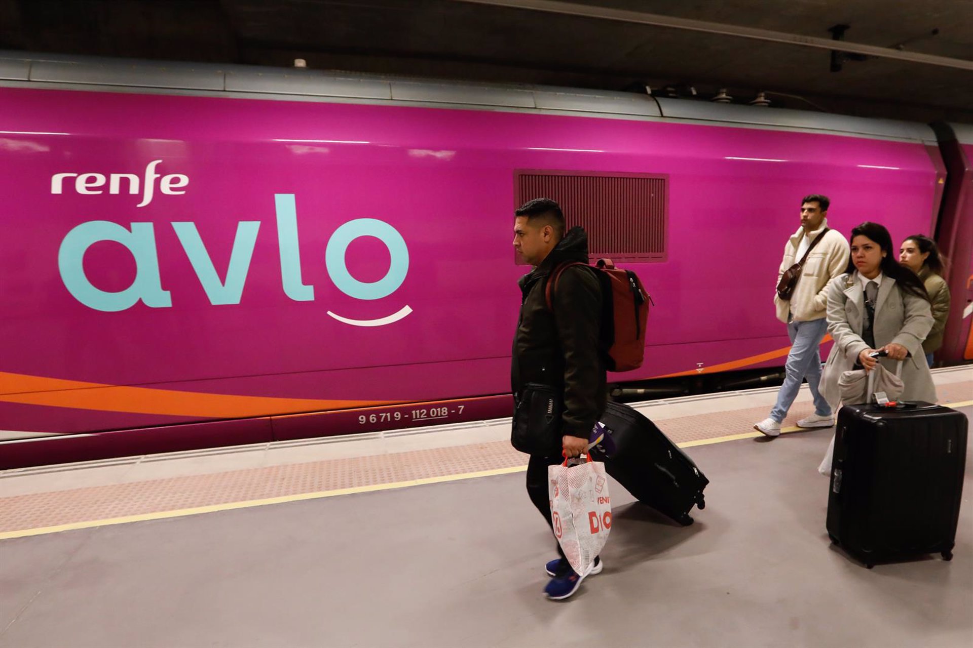 Renfe alcanzó el viernes un récord diario de 128.451 viajeros en AVE y Larda Distancia