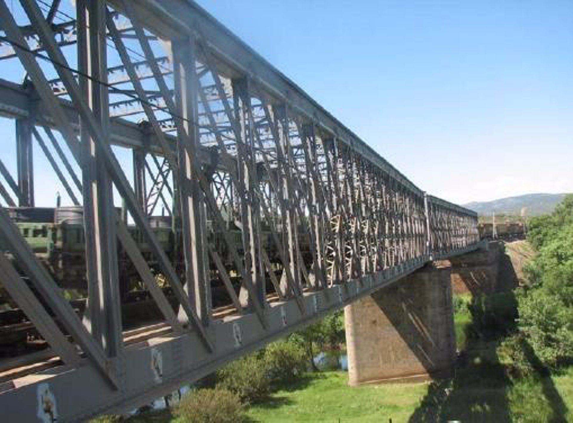 Transportes adjudica por 12,7 millones la adaptación de 52 estructuras para el transporte de mercancías