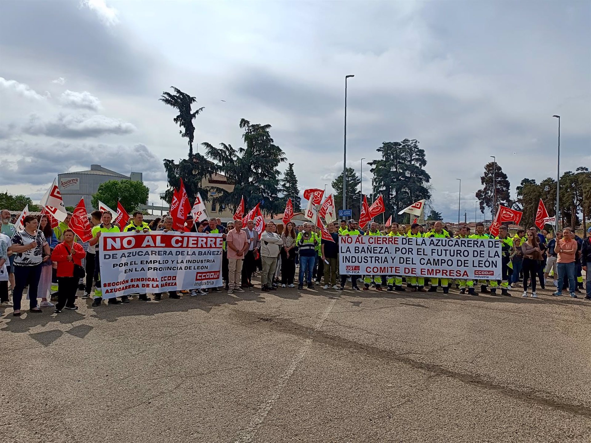 Unas 500 personas defienden a las puertas de la Azucarera de La Bañeza (León) el futuro de la planta y empleos