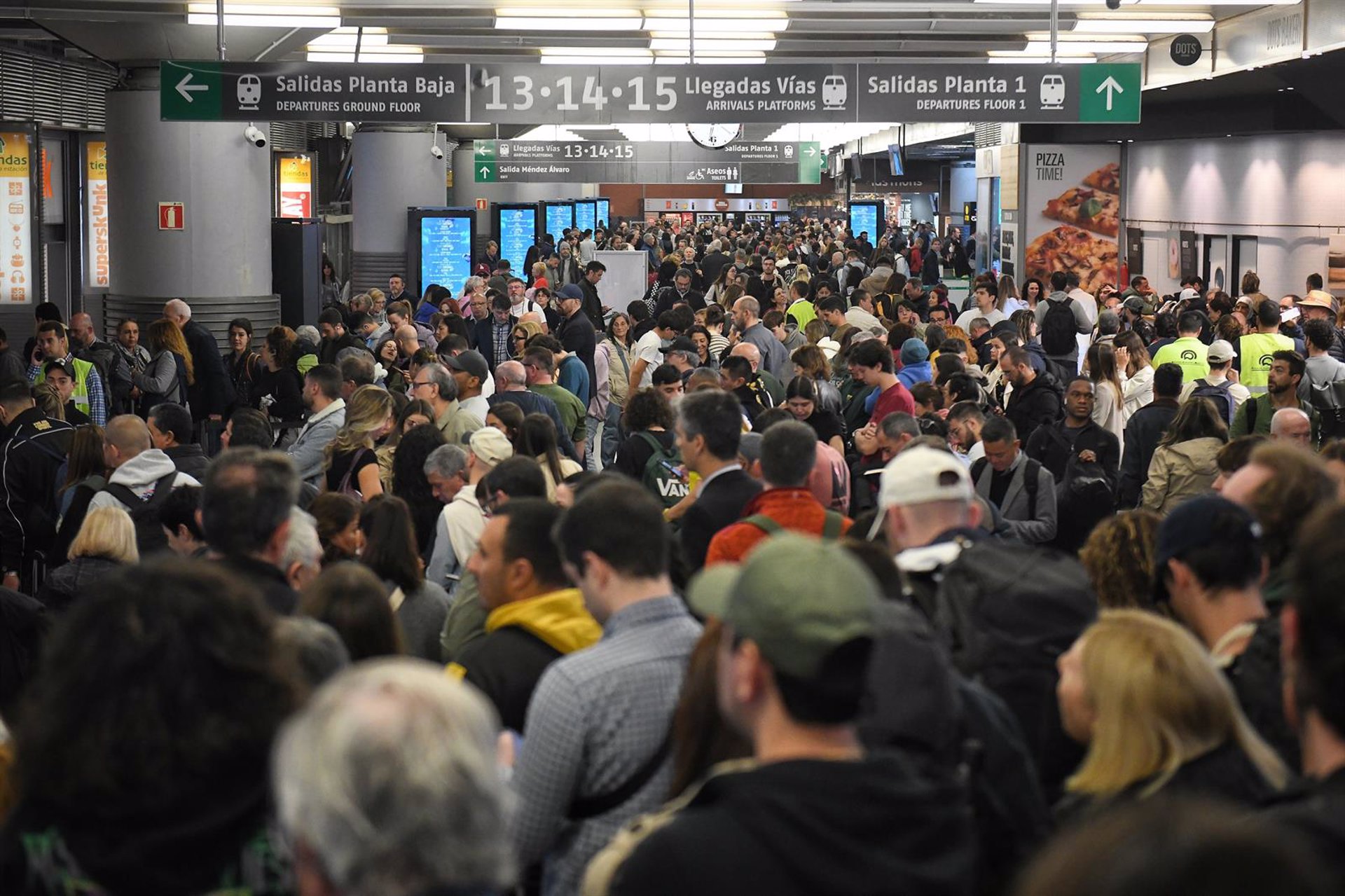 La CNMC insta a Adif a mejorar la gestión de viajeros en estaciones antes de rechazar juntar dos trenes