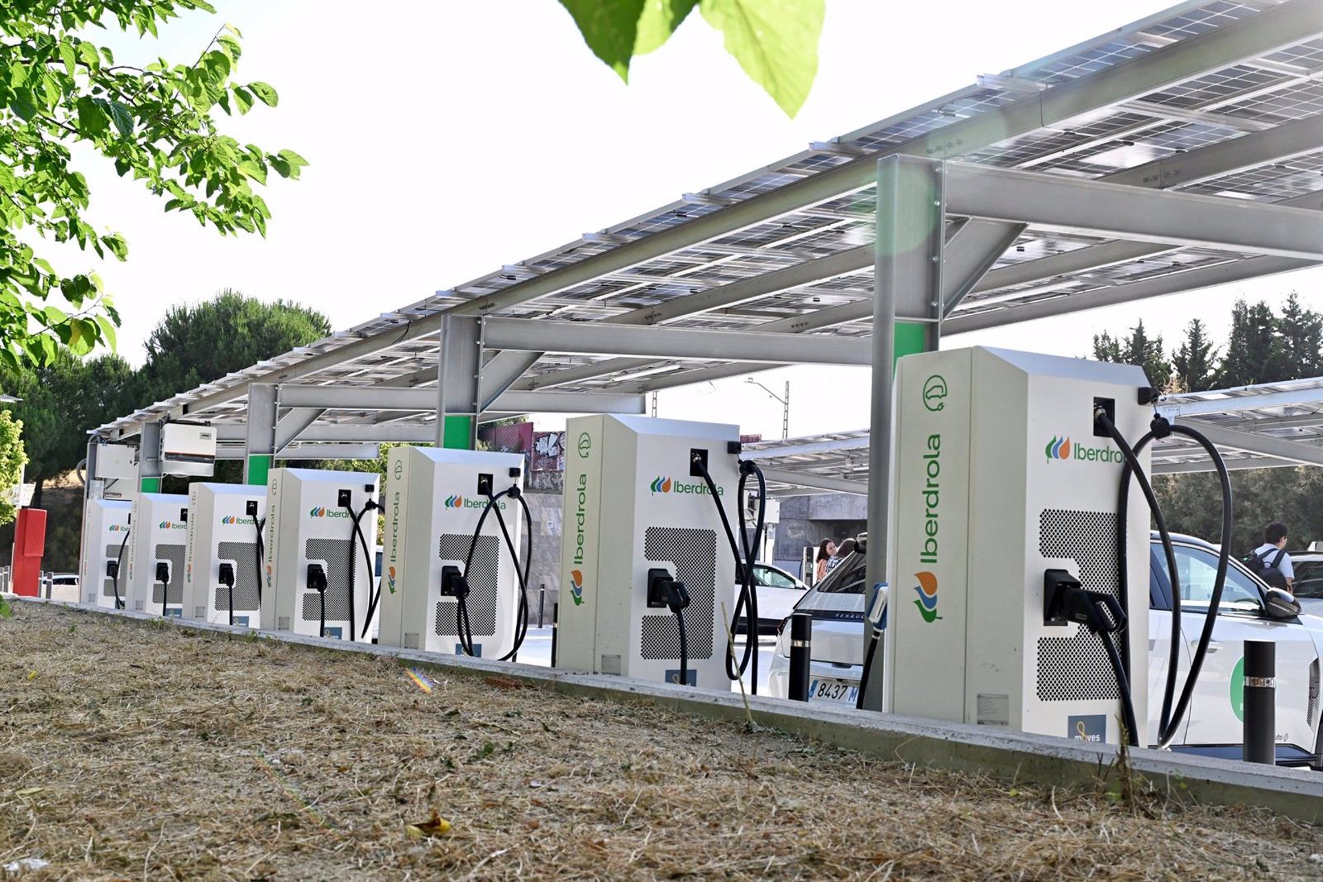 Iberdrola y la Comunidad de Madrid inauguran la electrolinera de carga rápida más grande de la capital