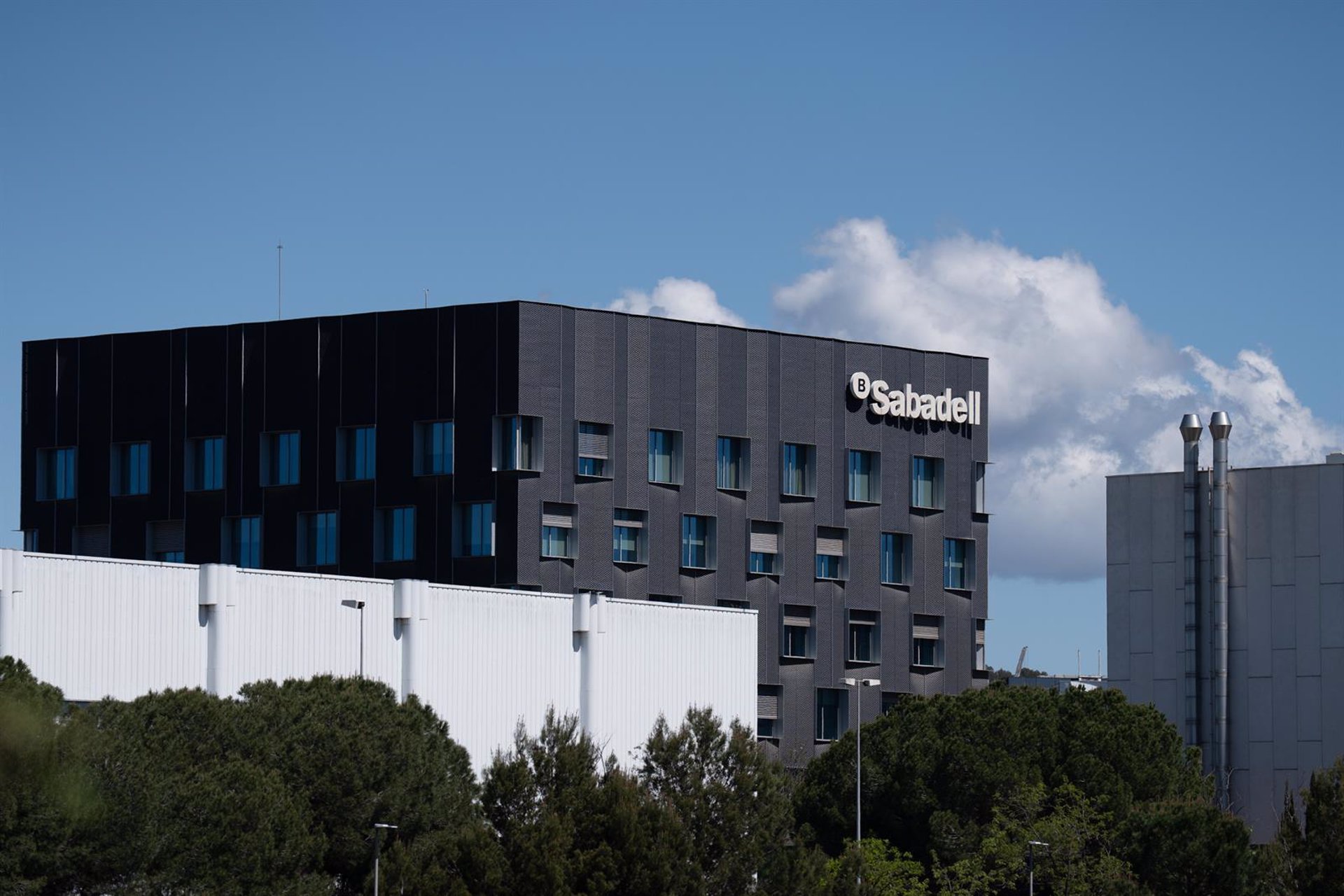 La CNMV estudiará si la posible venta de TSB por Sabadell cumple con el deber de pasividad en la OPA de BBVA