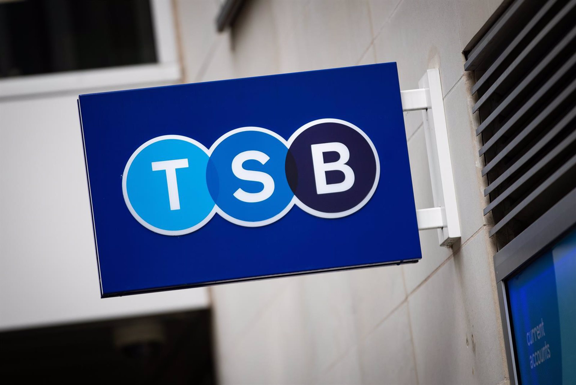 Santander se «acerca» a Sabadell para abordar la compra de su filial británica TSB, según ‘Sky News’