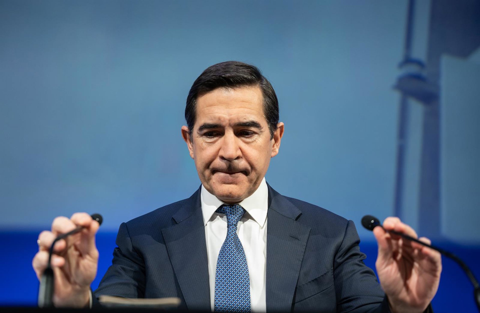 BBVA decide seguir adelante con la OPA al Sabadell tras analizar la condición del Gobierno