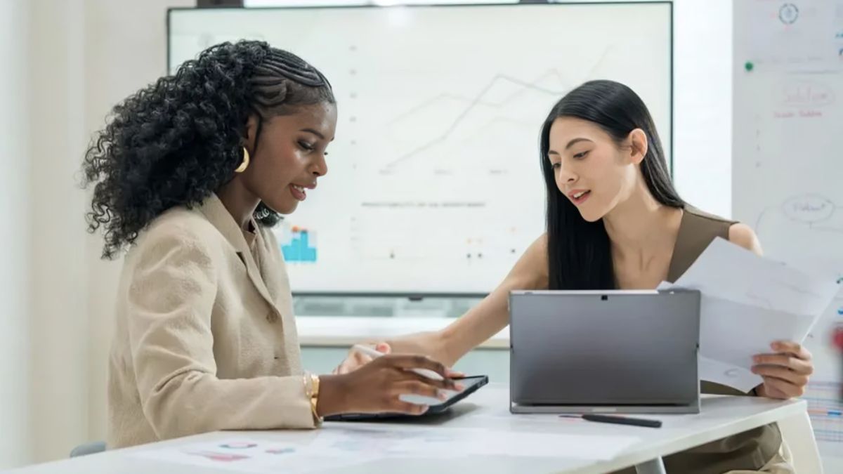 Esta es una guía de estrategias financieras para jóvenes profesionales con visión de futuro