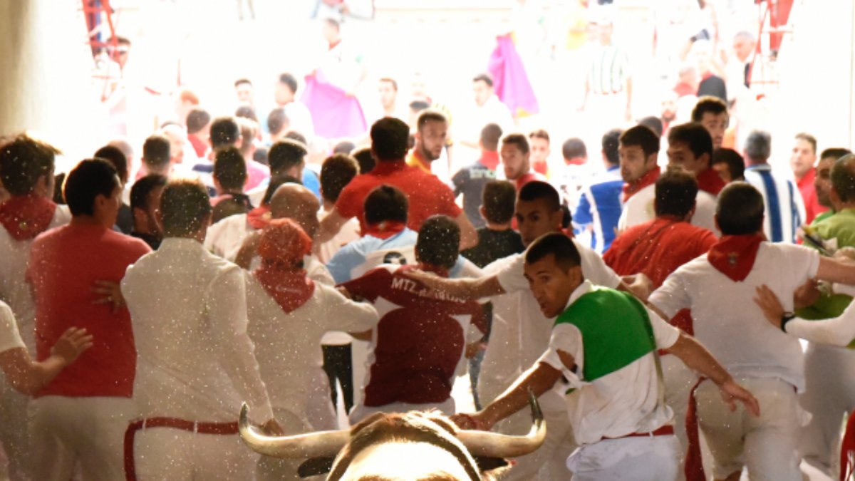 San Fermín 2025 | Emocionante sexto encierro de «no hay billetes» con los toros de José Escolar
