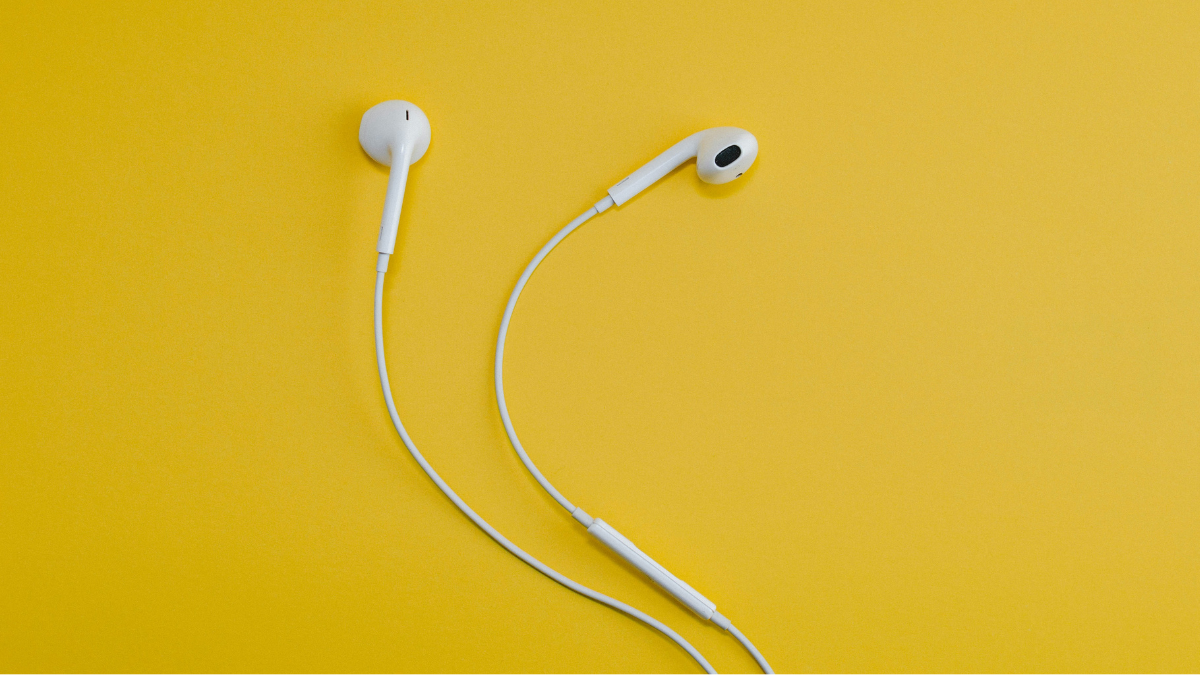 El regreso de los auriculares con cable: cómo han pasado de anticuados a ‘chic’