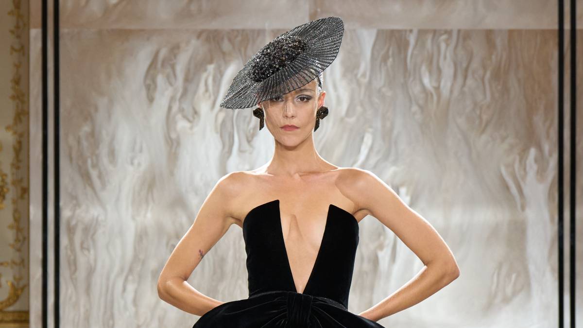 Armani Privé viste de negro la Alta Costura con elegancia atemporal