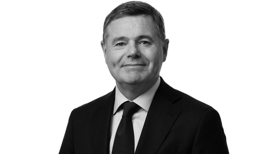 El ministro irlandés de Finanzas dimitirá para ir al Banco Mundial y dejará la presidencia del Eurogrupo