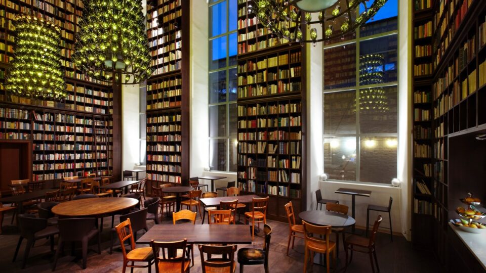 Más de 33.000 libros en una antigua fábrica de cerveza: la biblioteca de hotel más bella del mundo está en Zúrich