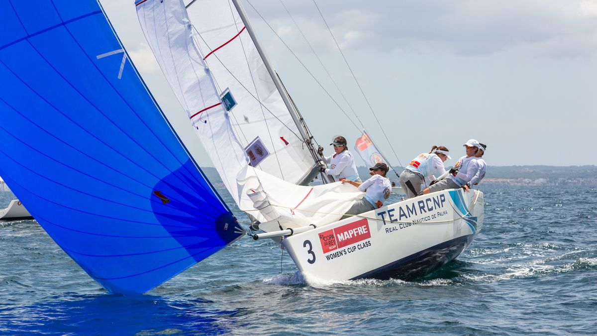 La primera tripulación femenina de la Armada lidera la Copa del Rey