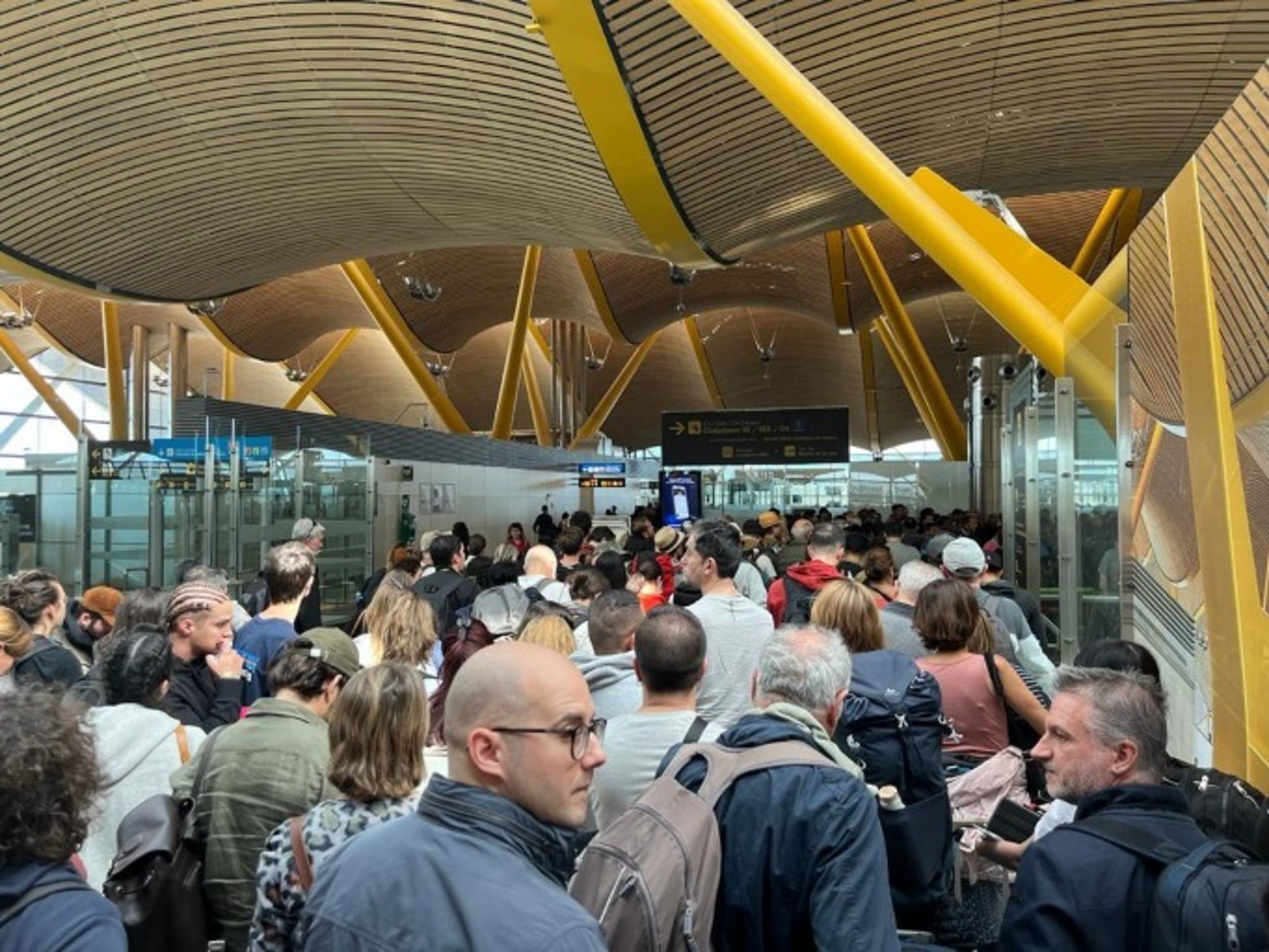 El control de pasaportes en la T4 Satélite de Barajas se colapsa por la falta de personal