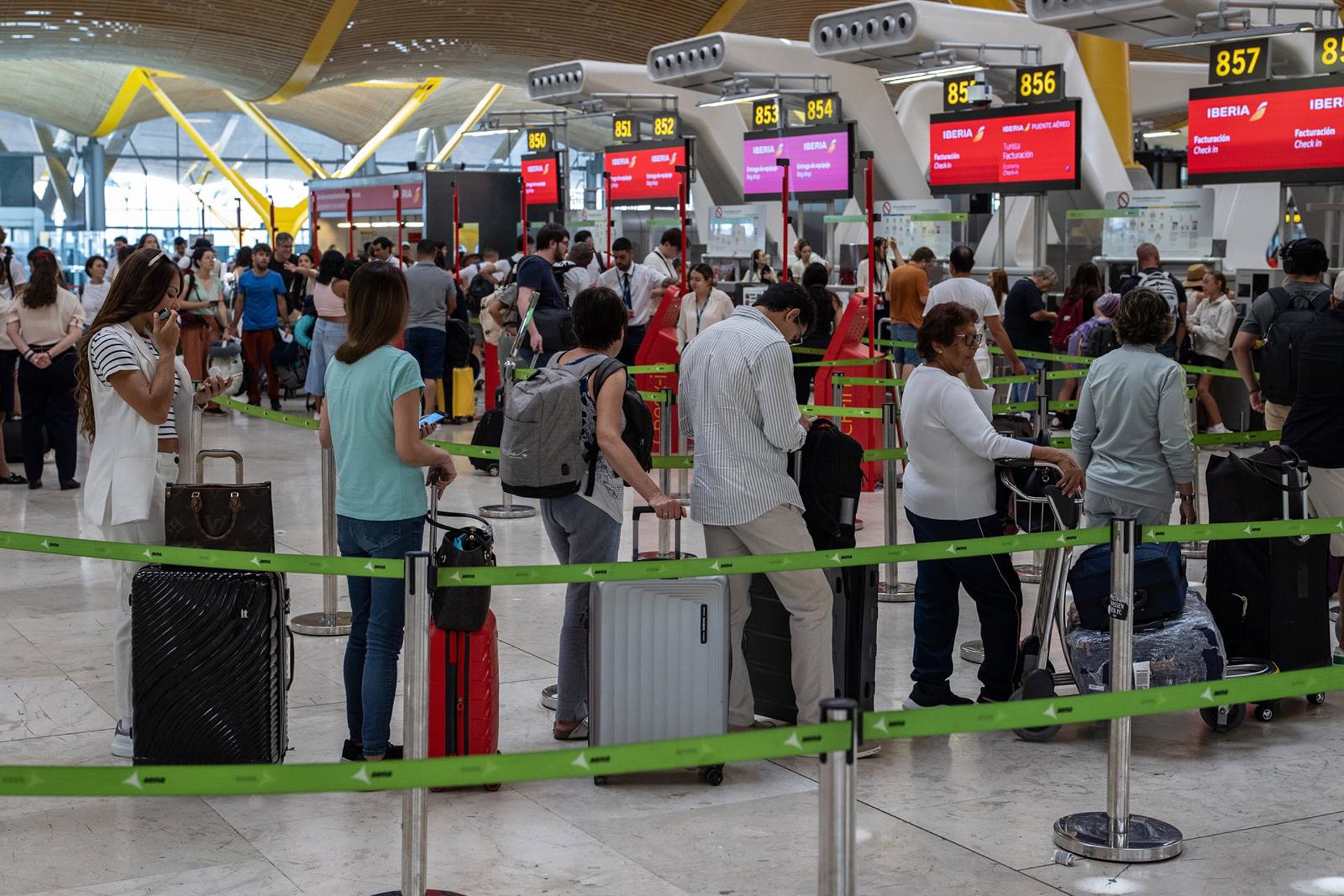 Interior trabaja para subsanar las colas en Barajas por un problema informático y la acumulación de vuelos
