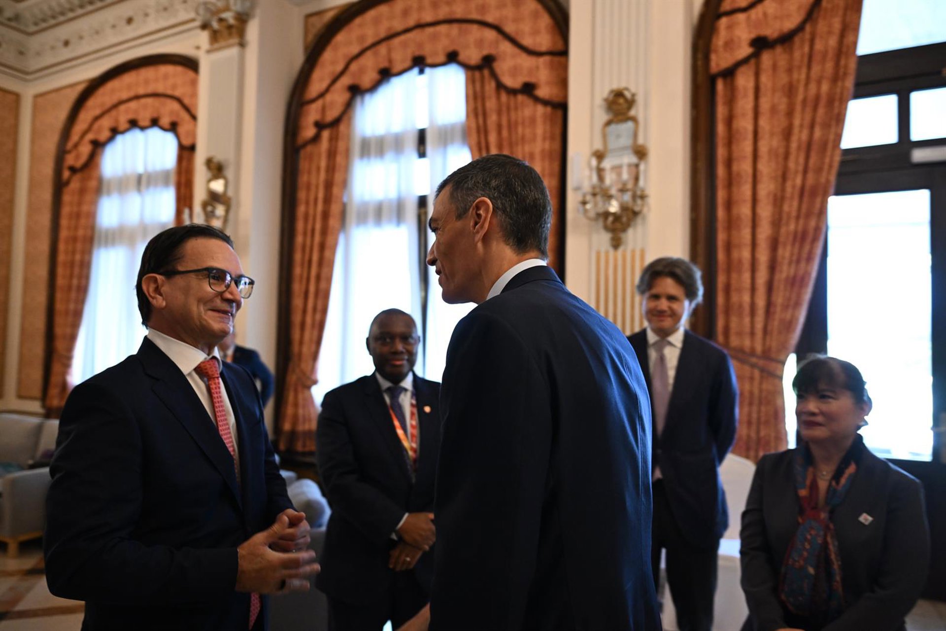 Sánchez se reúne con multinacionales y directivos que piden aplicar los acuerdos de Sevilla