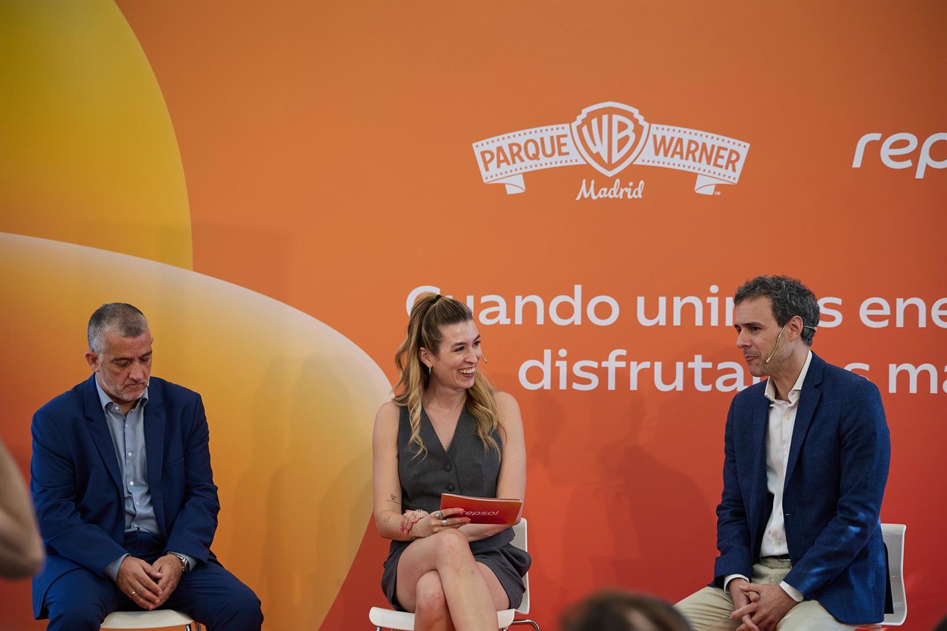 Repsol y Parque Warner firman un acuerdo para implantar combustibles 100% renovables y energía solar