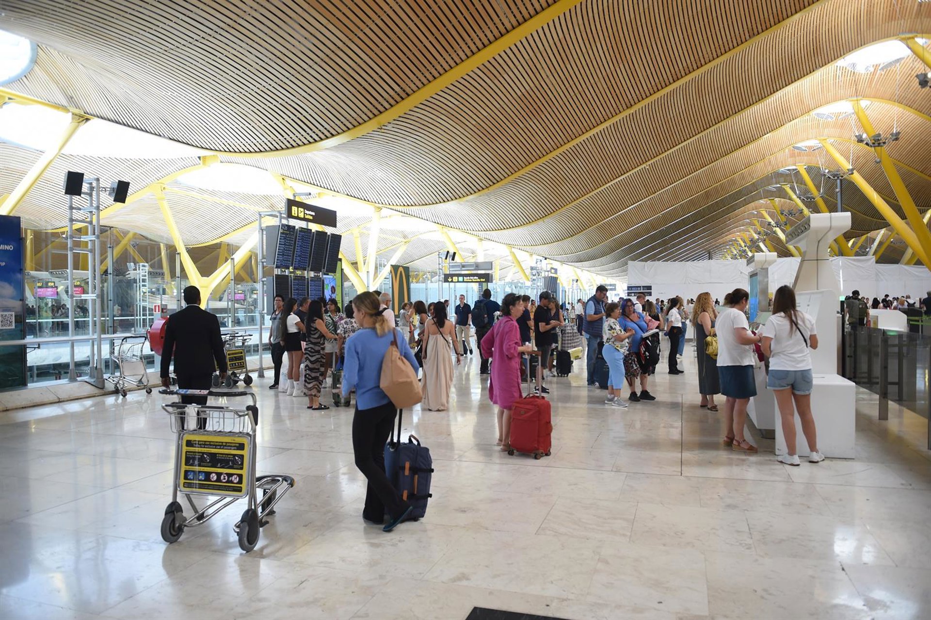 Los aeropuertos de España cancelan mitad de vuelos con Francia hasta el mediodía por huelga de controladores