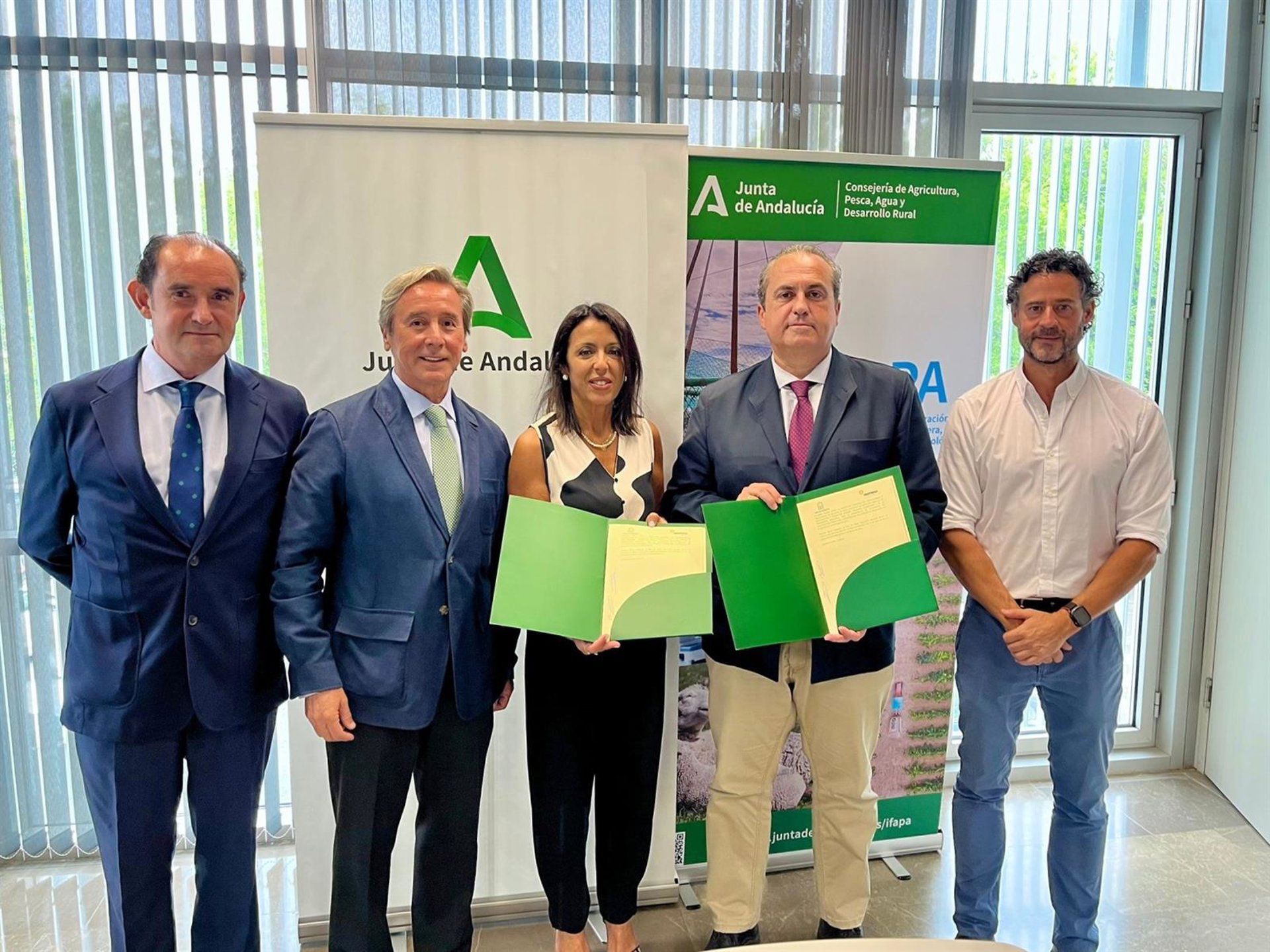Firmado un acuerdo para impulsar la investigación, la innovación y  formación en el sector de aceituna de mesa