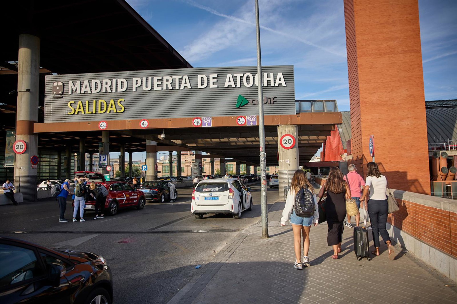 Las estaciones a Atocha y Sants estarán abiertas esta noche hasta que lleguen todos los trenes a destino