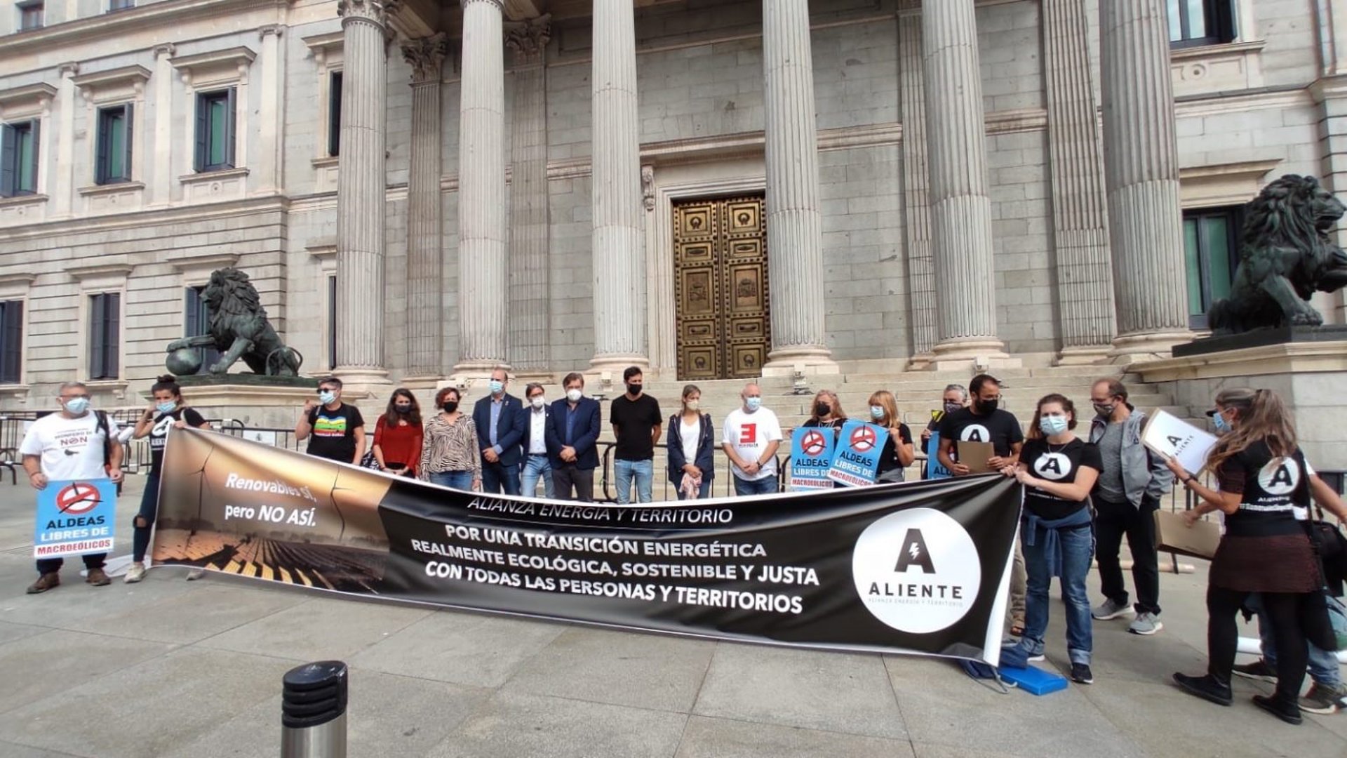 Más de 200 colectivos piden tumbar el decreto antiapagón por «favorecer al lobby renovable»