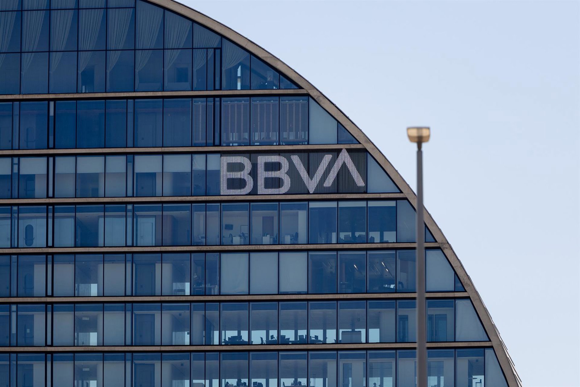 BBVA se dispara casi un 8% y lidera el Ibex 35 tras anunciar un reparto de 36.000 millones hasta 2028