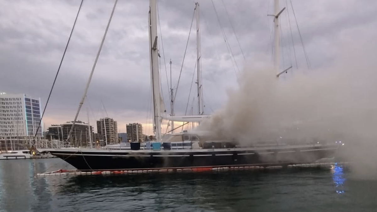 Se incendia un velero de 20 metros en Badalona sin daños mayores