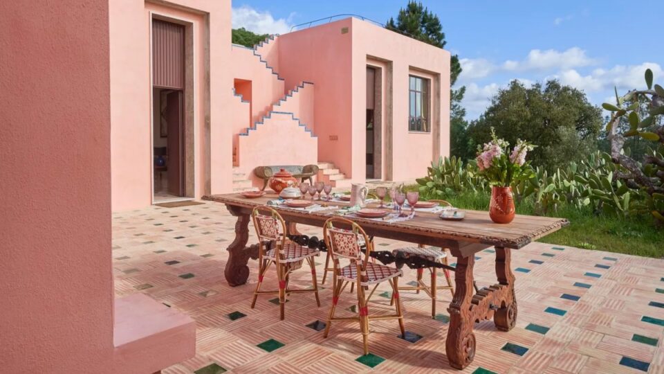 Elegantes y distinguidas como su mejor par de zapatos: así son las flamantes villas de Christian Louboutin en Portugal