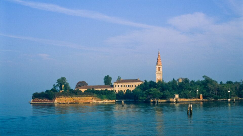 Poveglia, la isla «maldita» de la laguna de Venecia, se reconvierte en un oasis urbano