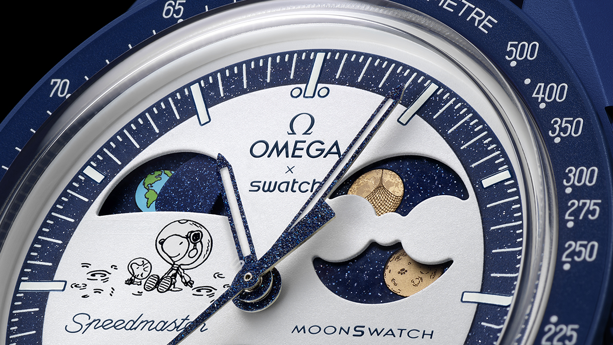 Un nuevo MoonSwatch azul con toques de oro y Snoopy llegará a las tiendas de Swatch el 9 de agosto