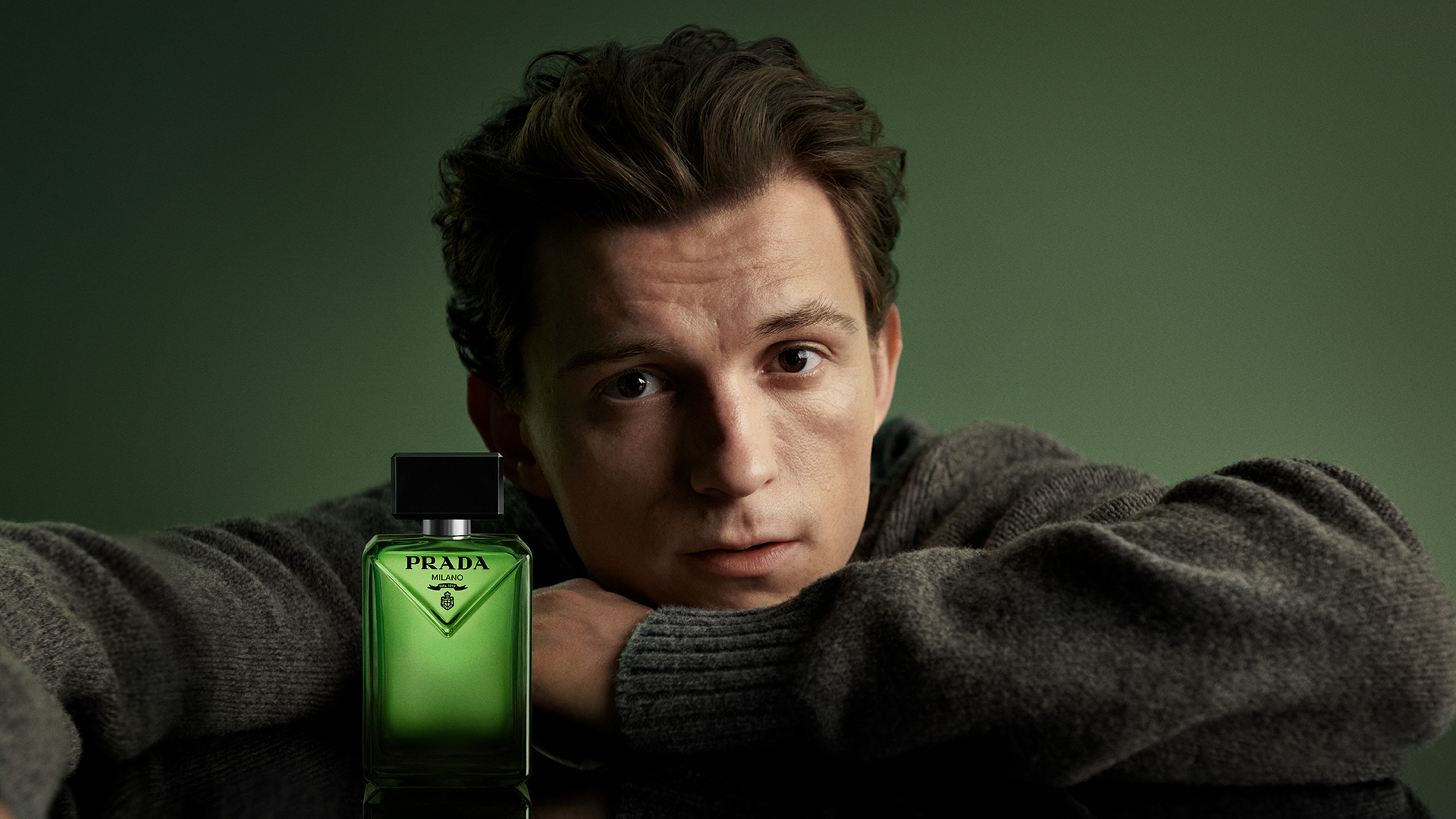Prada apuesta por Tom Holland: menos músculo, más actitud
