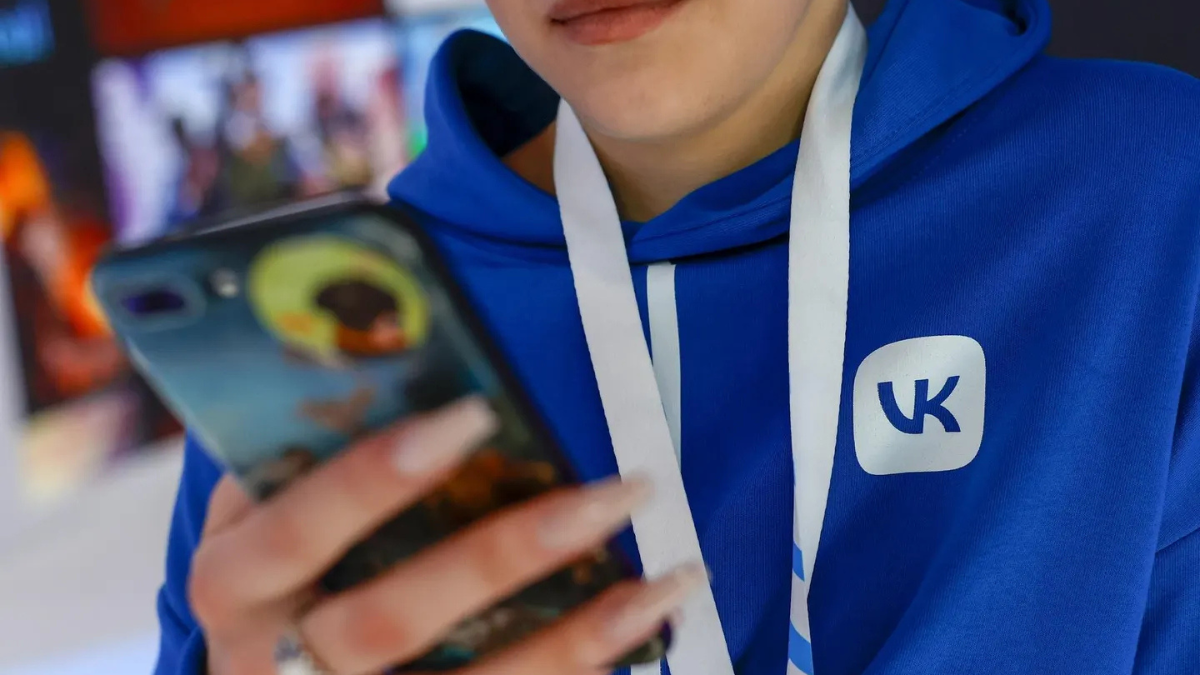 Descubren que la aplicación de mensajería del Kremlin espía constantemente a los usuarios