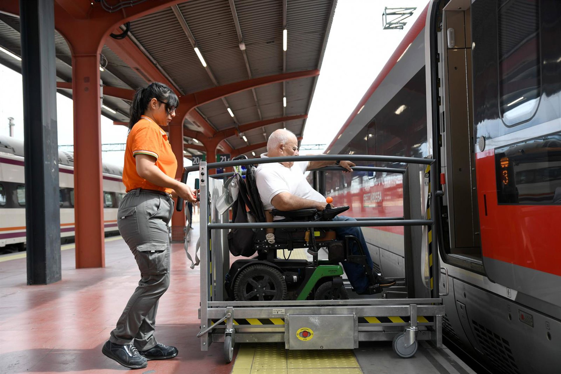 Adif Acerca invierte cinco millones en nuevas plataformas para facilitar acceso al tren a viajeros en sillas