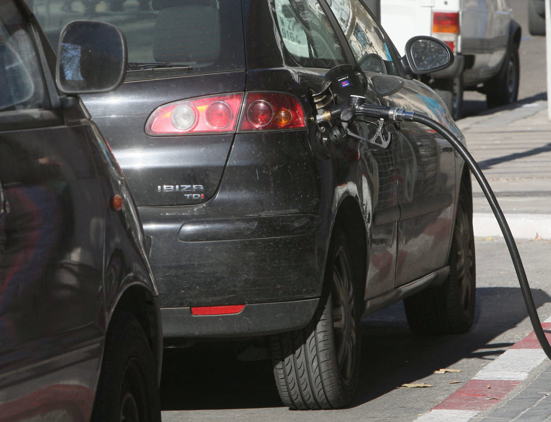 Llenar el depósito puede costar hasta 79 céntimos por litro más en una misma provincia, según Facua